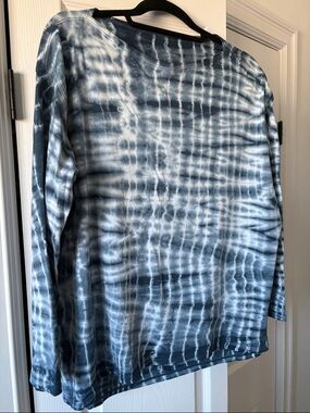 lululemon athletica women’s Long-Sleeve Tie-Dye Crew — Blue & White